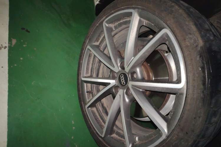 Used Audi A4L 2013 40 TFSI quattro Sport version Right Front Wheel Hub
