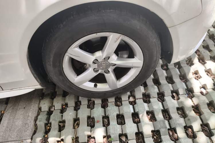 Used Audi A4L 2013 35 TFSI Automatic Standard Model Right Front Wheel Hub