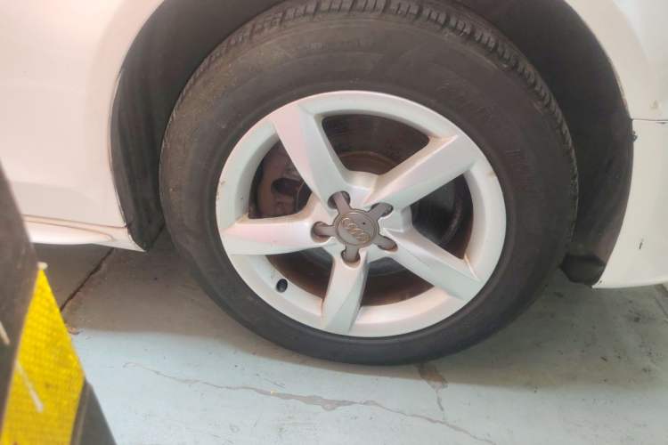 Used Audi A4L 2013 35 TFSI Automatic Comfort Model Right Front Wheel Hub