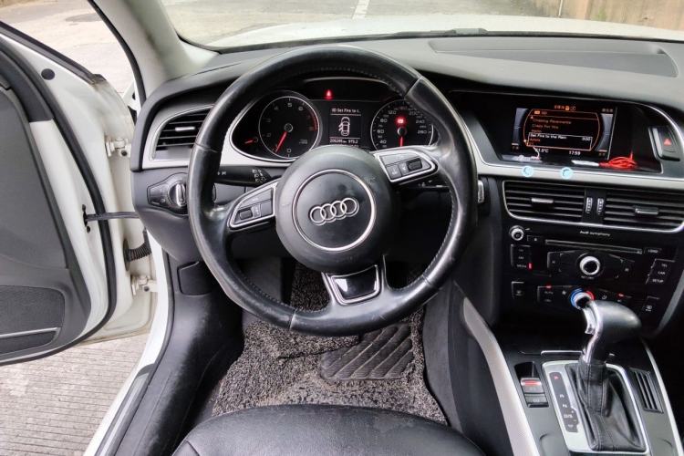 Used Audi A4L 2013 35 TFSI Automatic Standard Model Steering Wheel
