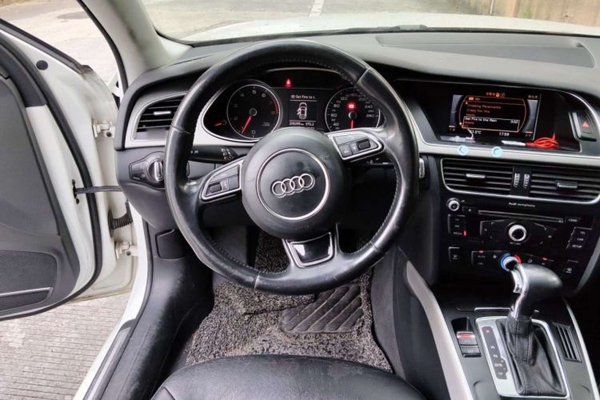 Used Audi A4L 2013 35 TFSI Automatic Standard Model Steering Wheel