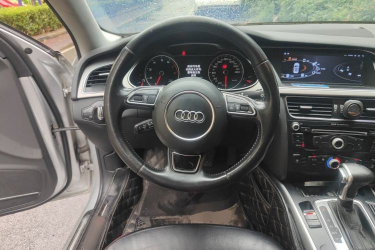 Used Audi A4L 2013 35 TFSI Automatic Standard Model Steering Wheel