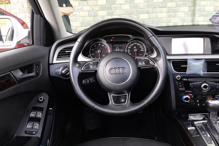 Used Audi A4L 2013 35 TFSI Automatic Standard Model Steering Wheel