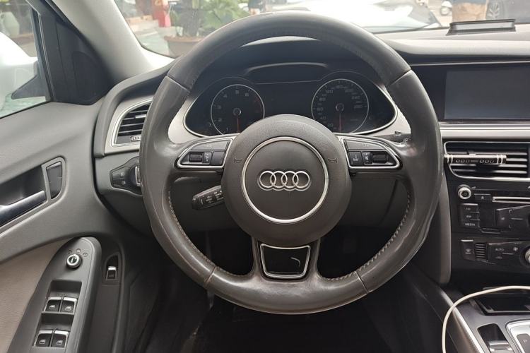 Used Audi A4L 2013 35 TFSI Automatic Standard Model Steering Wheel