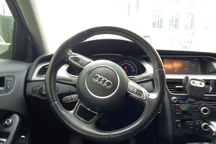 Used Audi A4L 2013 35 TFSI Automatic Comfort Model Steering Wheel