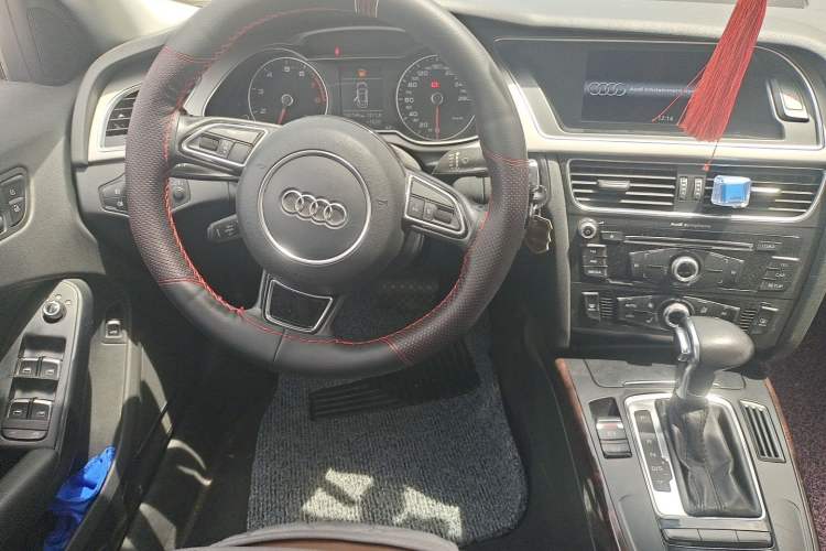 Used Audi A4L 2013 35 TFSI Automatic Standard Model Steering Wheel