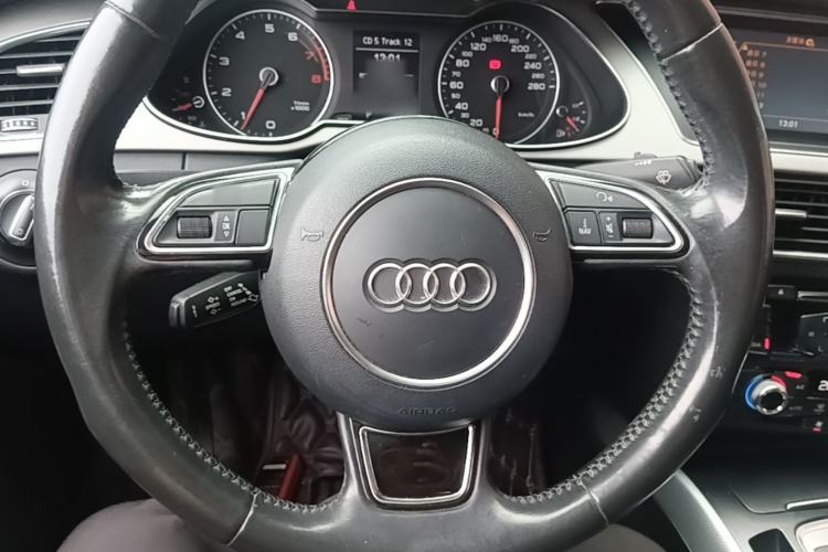 Used Audi A4L 2013 35 TFSI Automatic Standard Model Steering Wheel