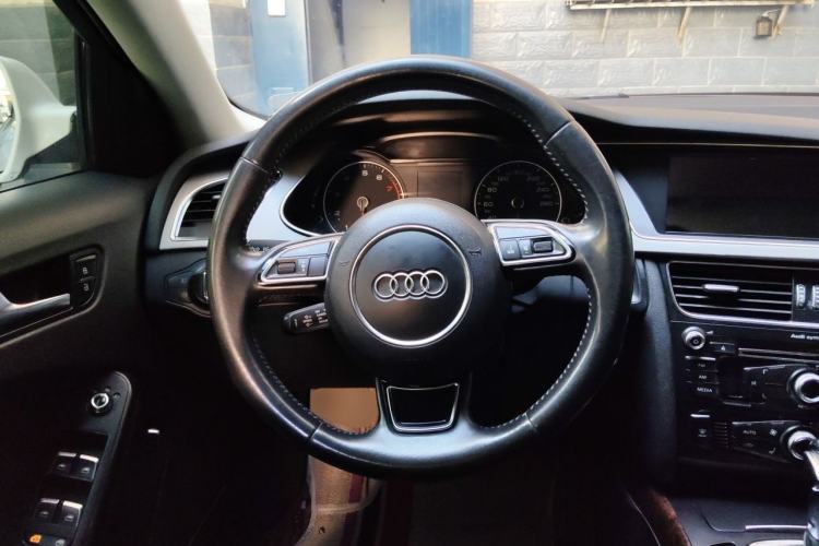 Used Audi A4L 2013 35 TFSI Automatic Standard Model Steering Wheel