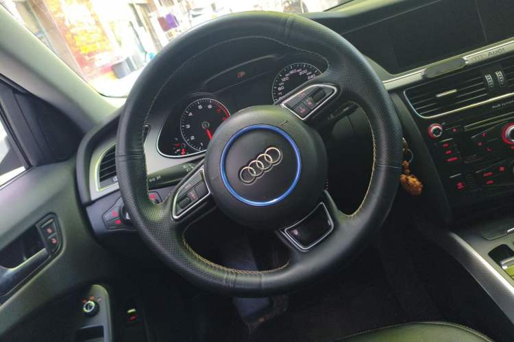 Used Audi A4L 2013 35 TFSI Automatic Standard Model Steering Wheel