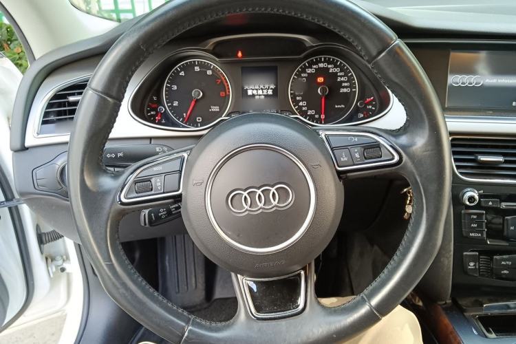 Used Audi A4L 2013 35 TFSI Automatic Standard Model Steering Wheel