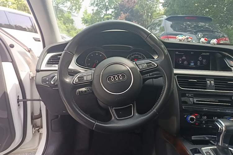 Used Audi A4L 2013 35 TFSI Automatic Technology Edition Steering Wheel