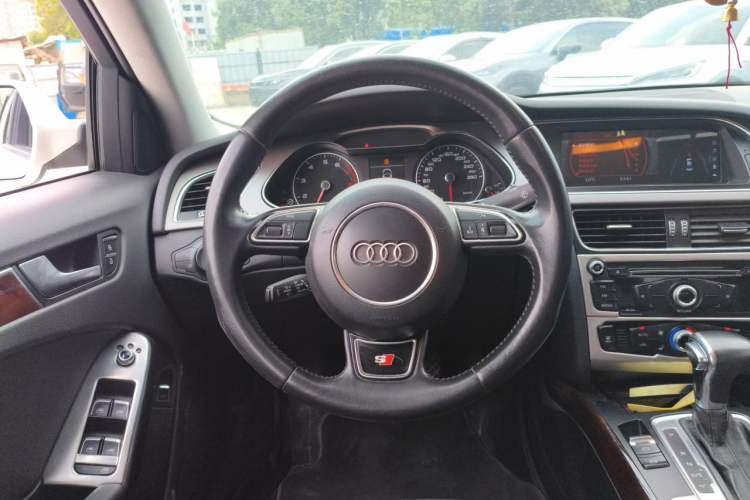 Used Audi A4L 2013 35 TFSI Automatic Comfort Model Steering Wheel