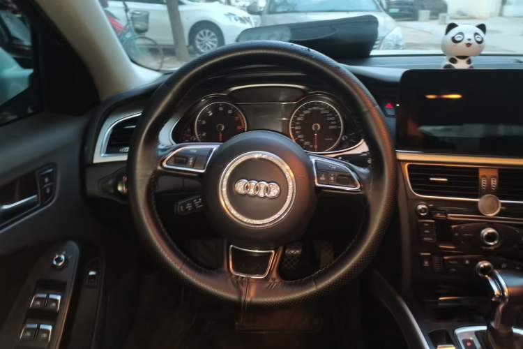 Used Audi A4L 2013 35 TFSI Automatic Standard Model Steering Wheel