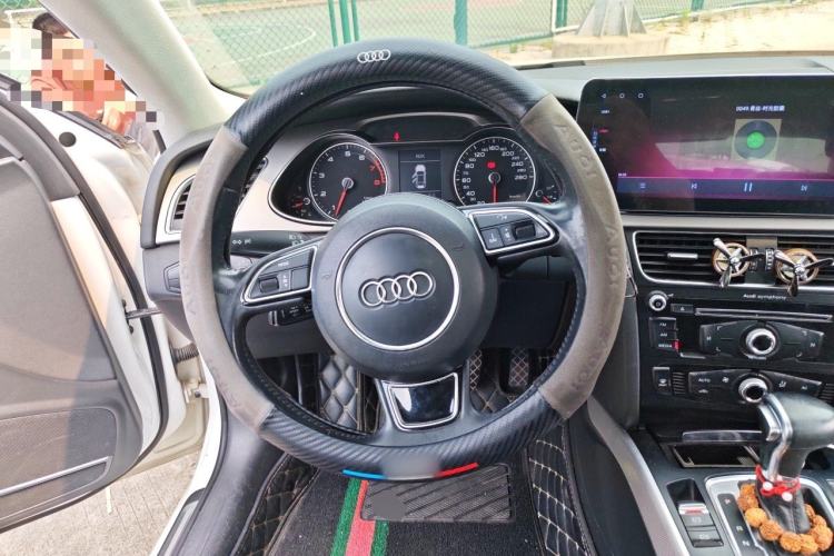 Used Audi A4L 2013 35 TFSI Automatic Standard Model Steering Wheel