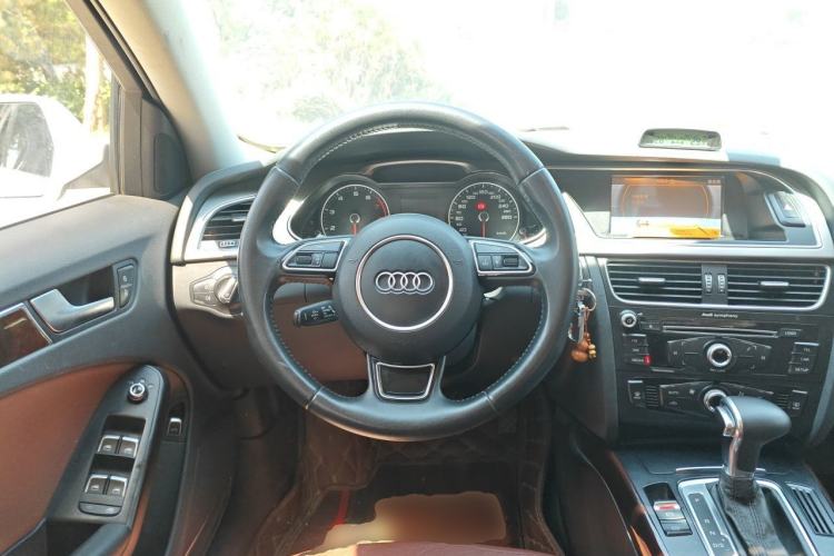 Used Audi A4L 2013 35 TFSI Automatic Standard Model Steering Wheel