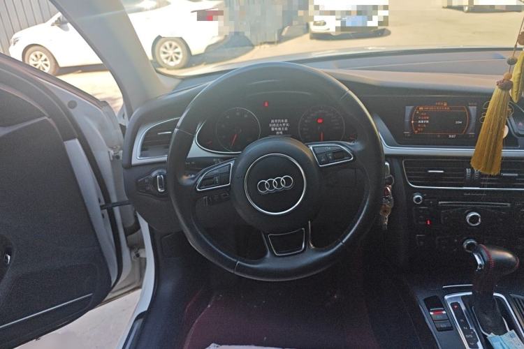 Used Audi A4L 2013 35 TFSI Automatic Standard Model Steering Wheel
