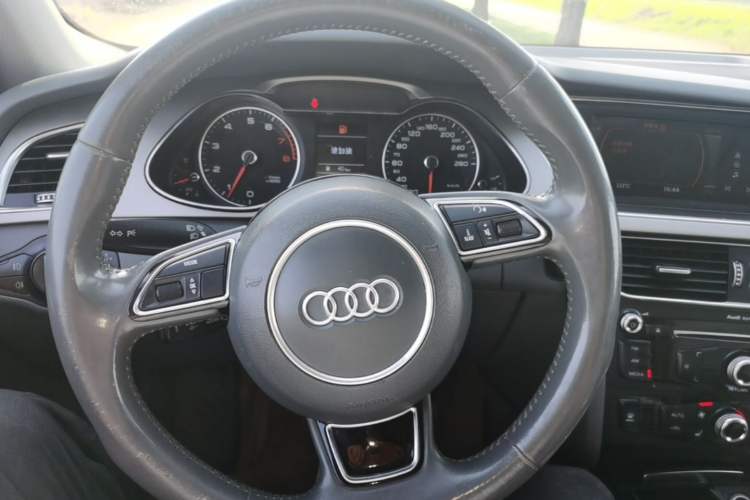 Used Audi A4L 2013 35 TFSI Automatic Comfort Model Steering Wheel