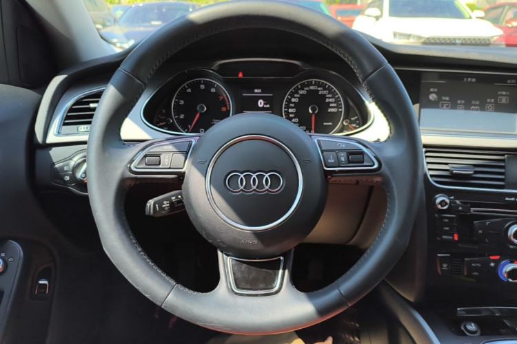 Used Audi A4L 2013 35 TFSI Automatic Standard Model Steering Wheel