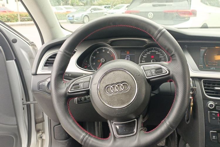 Used Audi A4L 2013 35 TFSI Automatic Standard Model Steering Wheel