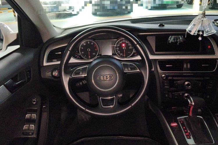 Used Audi A4L 2013 35 TFSI Automatic Standard Model Steering Wheel