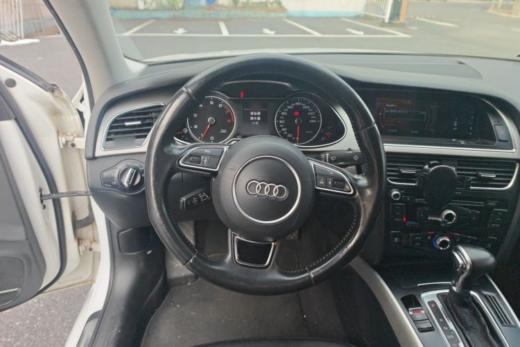 Used Audi A4L 2013 35 TFSI Automatic Standard Model Steering Wheel
