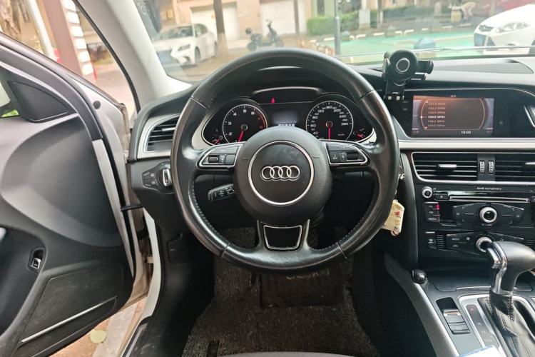 Used Audi A4L 2013 35 TFSI Automatic Standard Model Steering Wheel