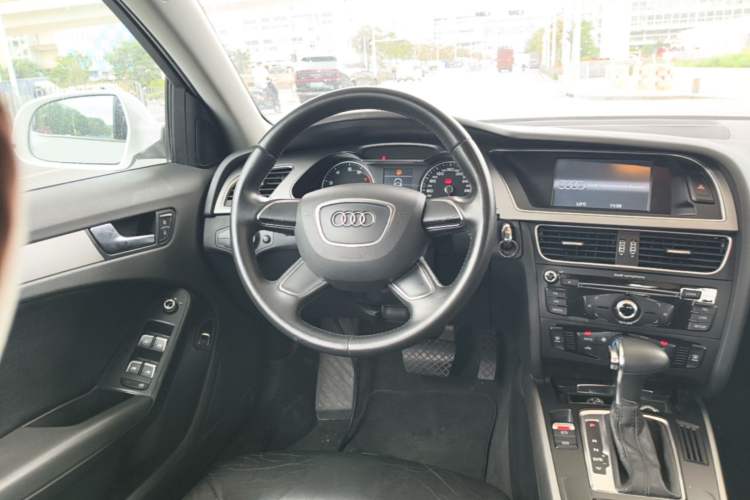 Used Audi A4L 2013 30 TFSI Automatic Comfort Model Steering Wheel