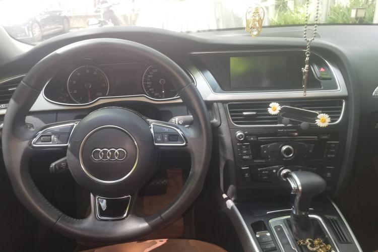 Used Audi A4L 2013 35 TFSI Automatic Standard Model Steering Wheel