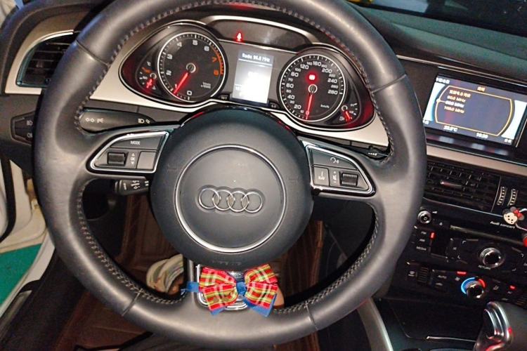 Used Audi A4L 2013 35 TFSI Automatic Standard Model Steering Wheel