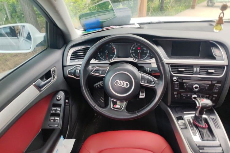 Used Audi A4L 2013 35 TFSI Automatic Standard Model Steering Wheel