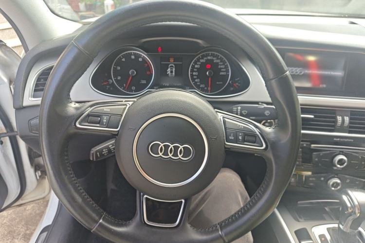 Used Audi A4L 2013 35 TFSI Automatic Standard Model Steering Wheel
