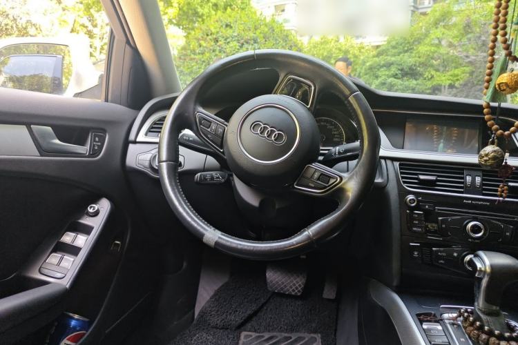 Used Audi A4L 2013 35 TFSI Automatic Standard Model Steering Wheel