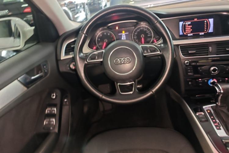 Used Audi A4L 2013 35 TFSI Automatic Standard Model Steering Wheel