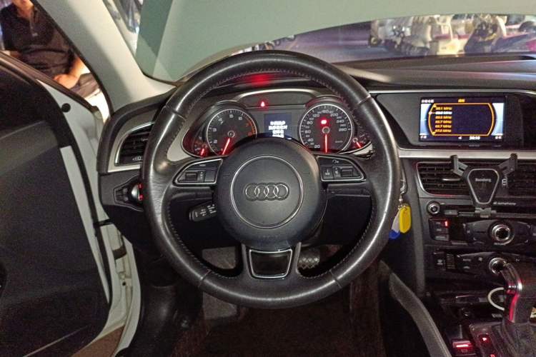 Used Audi A4L 2013 35 TFSI Automatic Standard Model Steering Wheel