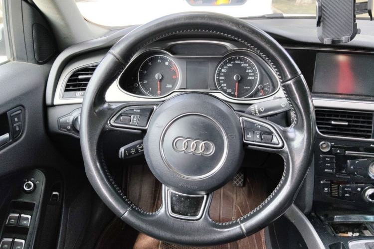 Used Audi A4L 2013 35 TFSI Automatic Standard Model Steering Wheel