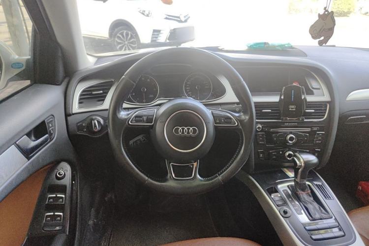 Used Audi A4L 2013 35 TFSI Automatic Standard Model Steering Wheel