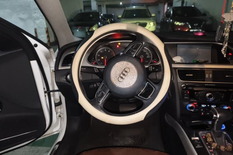 Used Audi A4L 2013 35 TFSI Automatic Standard Model Steering Wheel