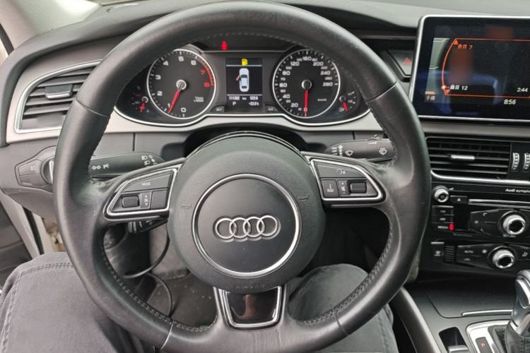 Used Audi A4L 2013 35 TFSI Automatic Standard Model Steering Wheel