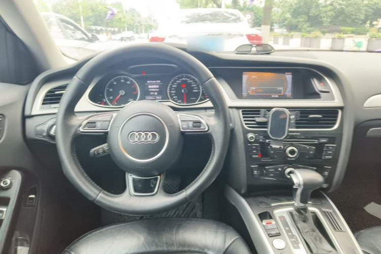 Used Audi A4L 2013 35 TFSI Automatic Standard Model Steering Wheel