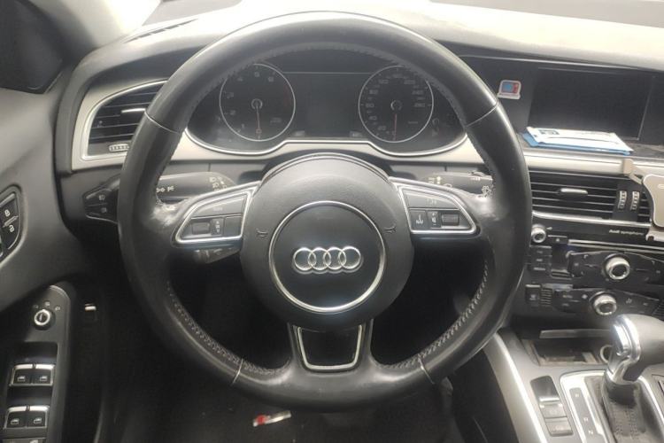 Used Audi A4L 2013 35 TFSI Automatic Standard Model Steering Wheel