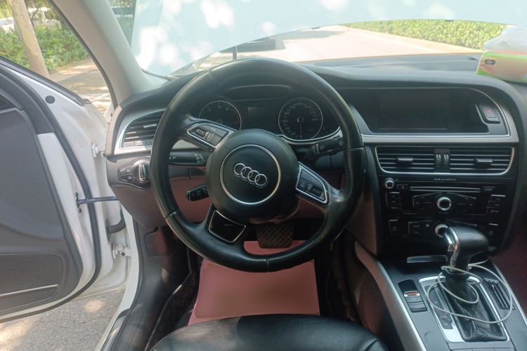 Used Audi A4L 2013 35 TFSI Automatic Standard Model Steering Wheel