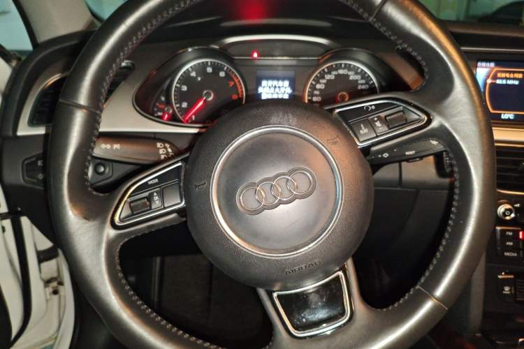 Used Audi A4L 2013 35 TFSI Automatic Comfort Model Steering Wheel