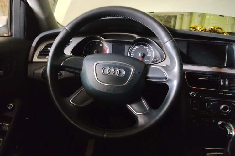 Used Audi A4L 2013 35 TFSI Automatic Standard Model Steering Wheel