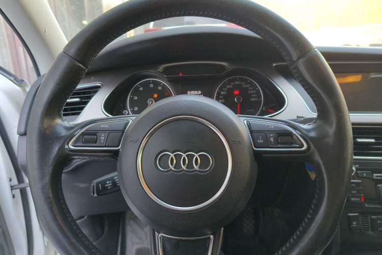 Used Audi A4L 2013 35 TFSI Automatic Standard Model Steering Wheel
