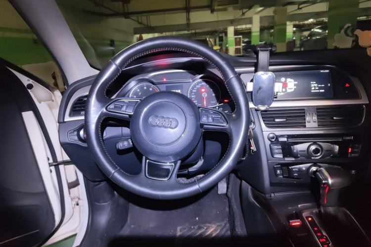 Used Audi A4L 2013 35 TFSI Automatic Standard Model Steering Wheel