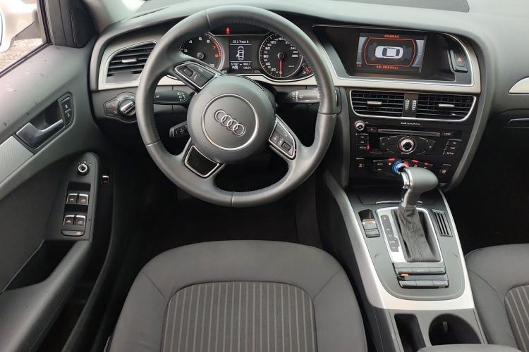 Used Audi A4L 2013 35 TFSI Automatic Standard Model Steering Wheel