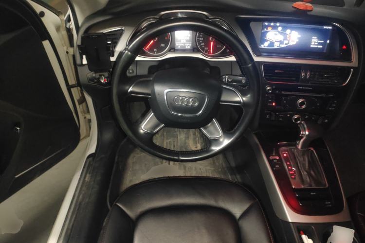Used Audi A4L 2013 30 TFSI Automatic Comfort Model Steering Wheel