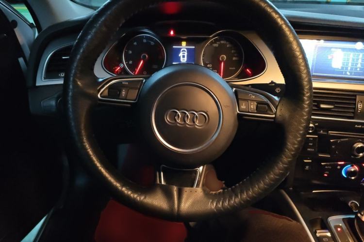 Used Audi A4L 2013 35 TFSI Automatic Standard Model Steering Wheel