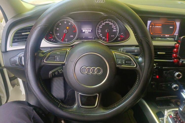 Used Audi A4L 2013 35 TFSI Automatic Standard Model Steering Wheel