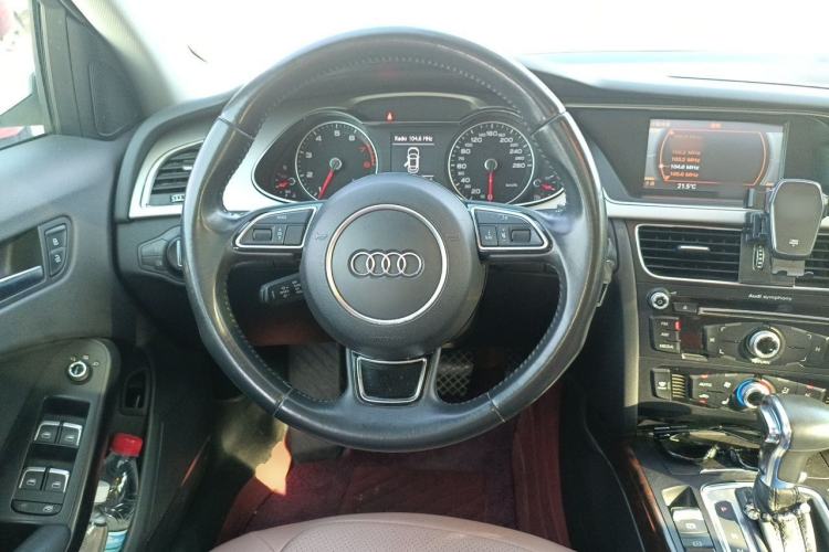 Used Audi A4L 2013 35 TFSI Automatic Standard Model Steering Wheel